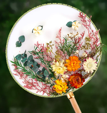 Dried-flower hand fan at Kleines Glück in Magdeburg