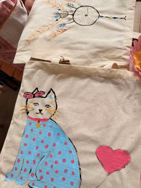 Tote bag painted with a cat in a blue polka-dot dress and a red heart