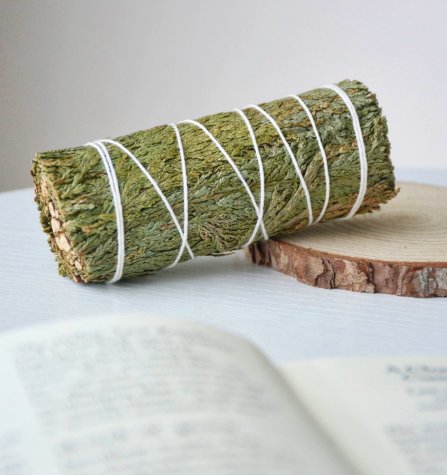 Energie-Reinigung Handgefertigtes Räucherofen-Set · Palo Santo, Kerze und Kräuterbündel Detail 2 bei Kleines Glück in Magdeburg