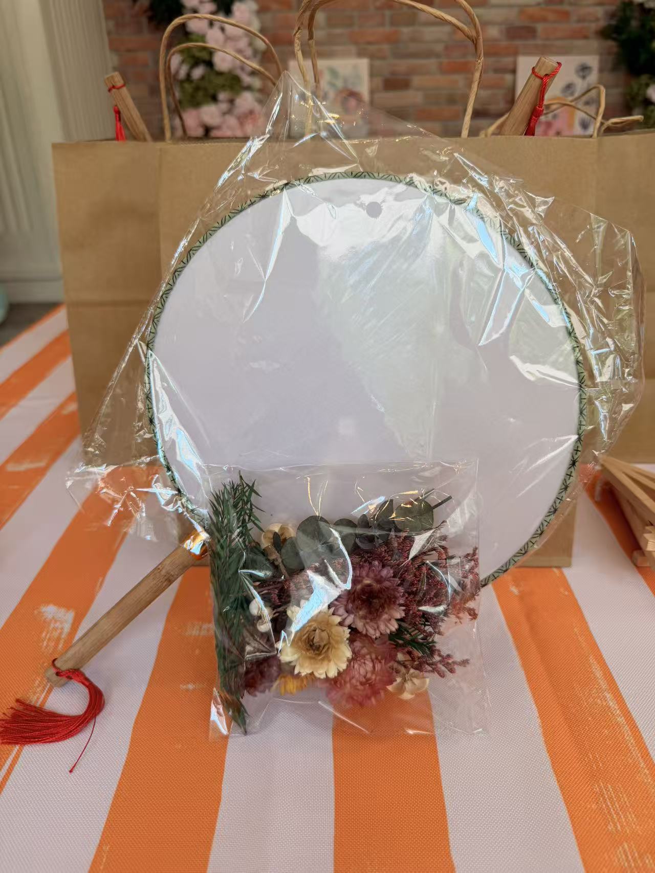 DIY-Sets Handfächer mit Trockenblumen Detail 2 bei Kleines Glück in Magdeburg