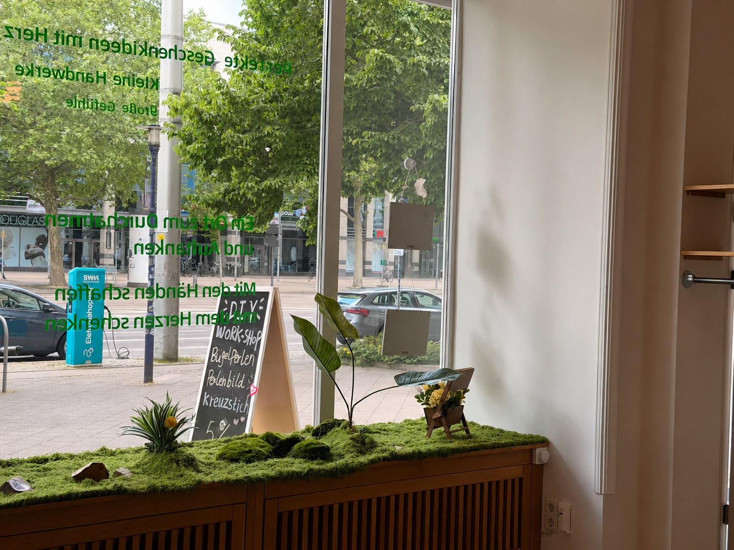 Atelier Kleines Glück in Magdeburg with shop window, plants and handmade decoration